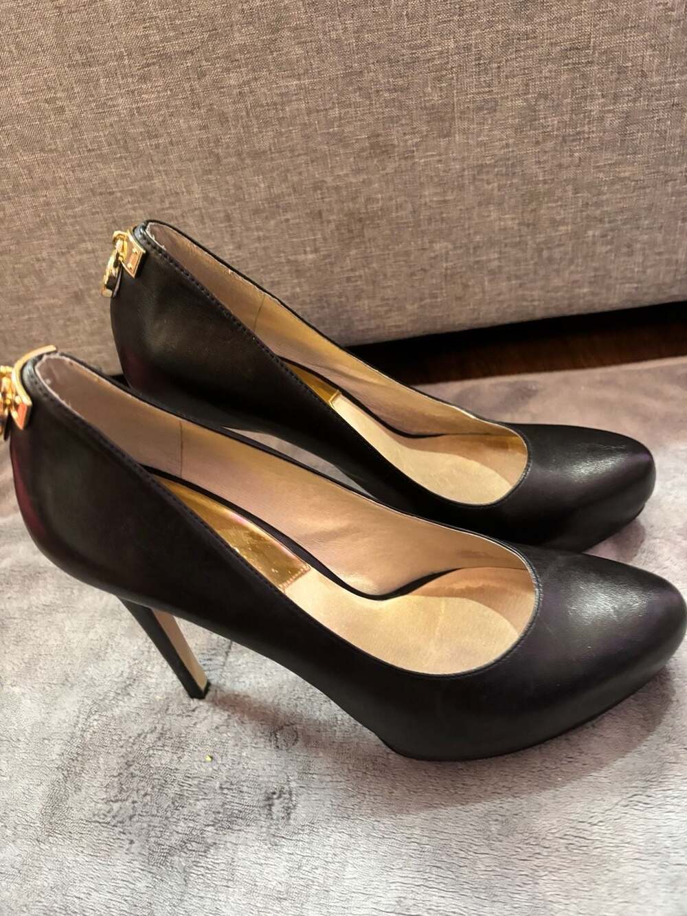 Michael Kors Hamilton Black Leather Pumps Gold-Tone Lock 8.5